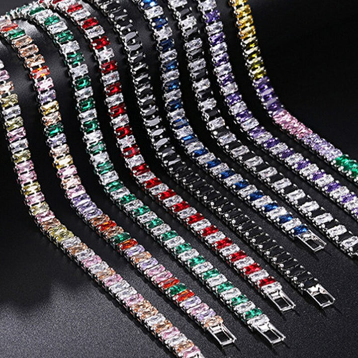 "Damarmband i polerat silver med glänsande kubiska zirkoner, elegant och sofistikerat smycke för alla tillfällen."