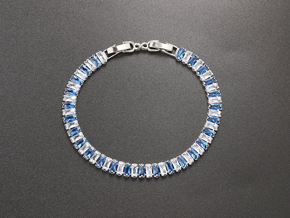 "Damarmband i polerat silver med glänsande kubiska zirkoner, elegant och sofistikerat smycke för alla tillfällen."
