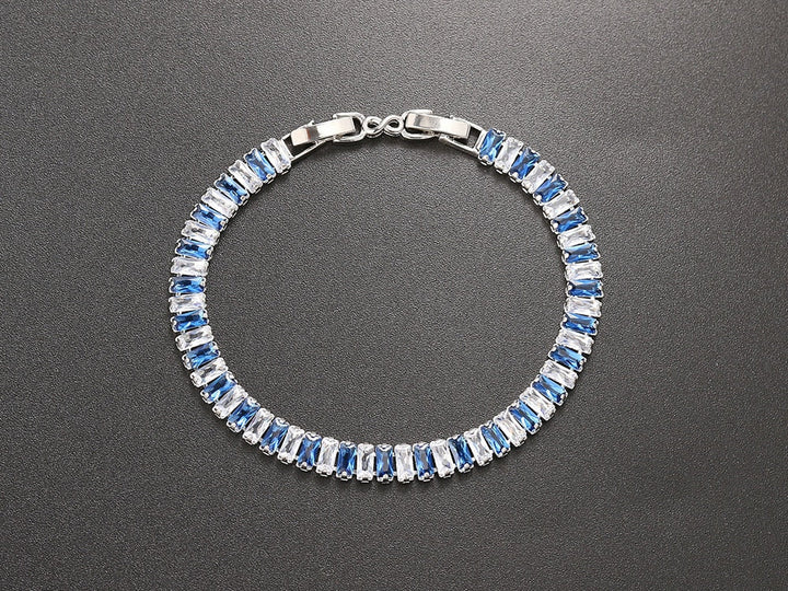 "Damarmband i polerat silver med glänsande kubiska zirkoner, elegant och sofistikerat smycke för alla tillfällen."