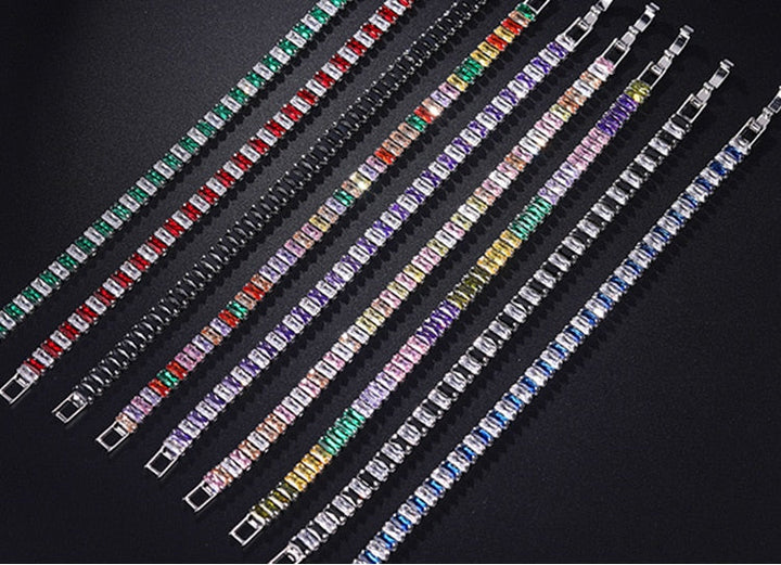 "Damarmband i polerat silver med glänsande kubiska zirkoner, elegant och sofistikerat smycke för alla tillfällen."