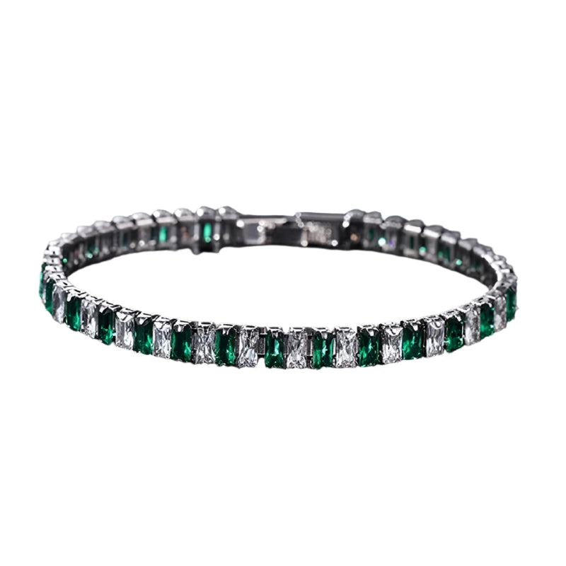 "Damarmband i polerat silver med glänsande kubiska zirkoner, elegant och sofistikerat smycke för alla tillfällen."