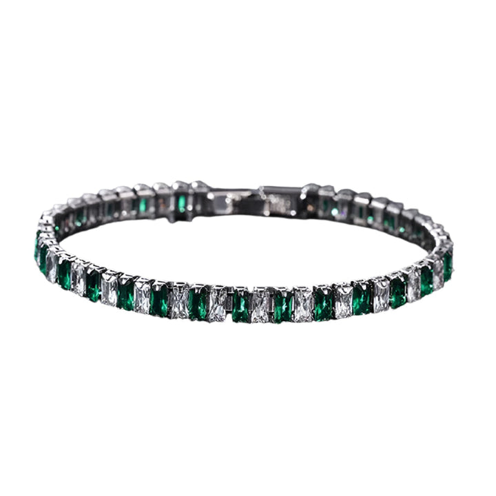 "Damarmband i polerat silver med glänsande kubiska zirkoner, elegant och sofistikerat smycke för alla tillfällen."