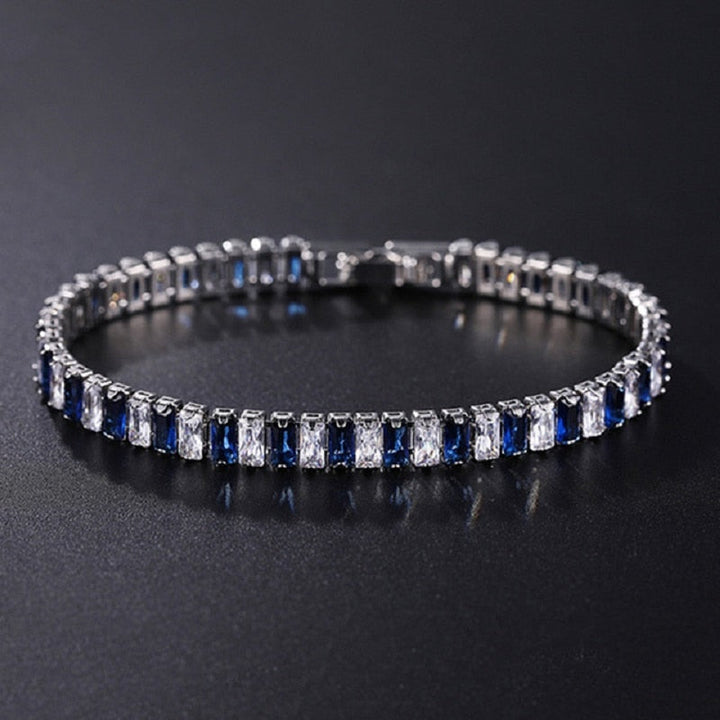 "Damarmband i polerat silver med glänsande kubiska zirkoner, elegant och sofistikerat smycke för alla tillfällen."