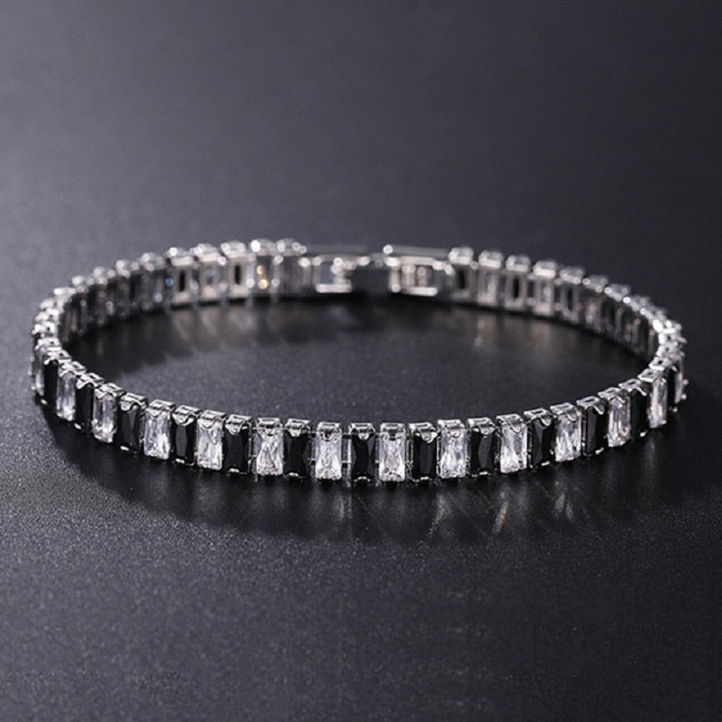 "Damarmband i polerat silver med glänsande kubiska zirkoner, elegant och sofistikerat smycke för alla tillfällen."