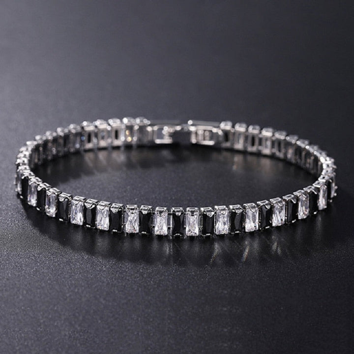 "Damarmband i polerat silver med glänsande kubiska zirkoner, elegant och sofistikerat smycke för alla tillfällen."
