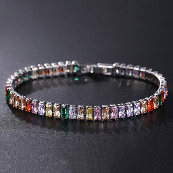 "Damarmband i polerat silver med glänsande kubiska zirkoner, elegant och sofistikerat smycke för alla tillfällen."