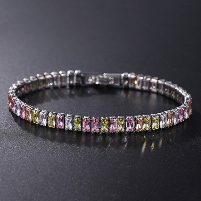 "Damarmband i polerat silver med glänsande kubiska zirkoner, elegant och sofistikerat smycke för alla tillfällen."