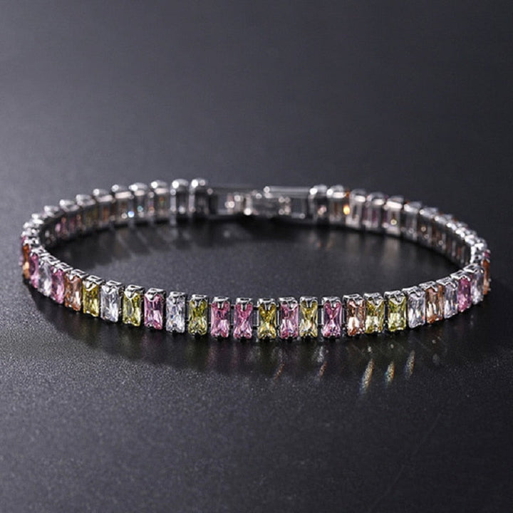"Damarmband i polerat silver med glänsande kubiska zirkoner, elegant och sofistikerat smycke för alla tillfällen."