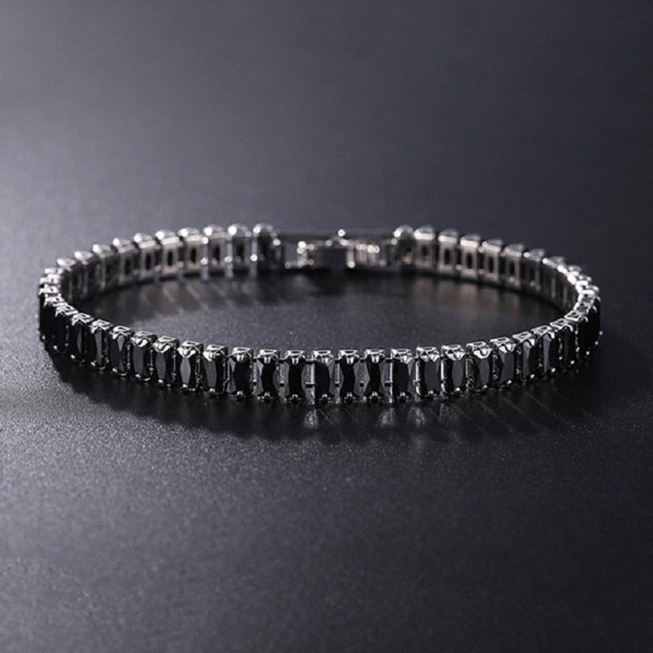 "Damarmband i polerat silver med glänsande kubiska zirkoner, elegant och sofistikerat smycke för alla tillfällen."