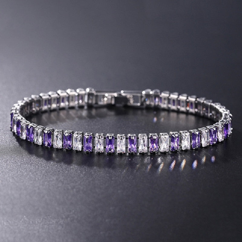 "Damarmband i polerat silver med glänsande kubiska zirkoner, elegant och sofistikerat smycke för alla tillfällen."