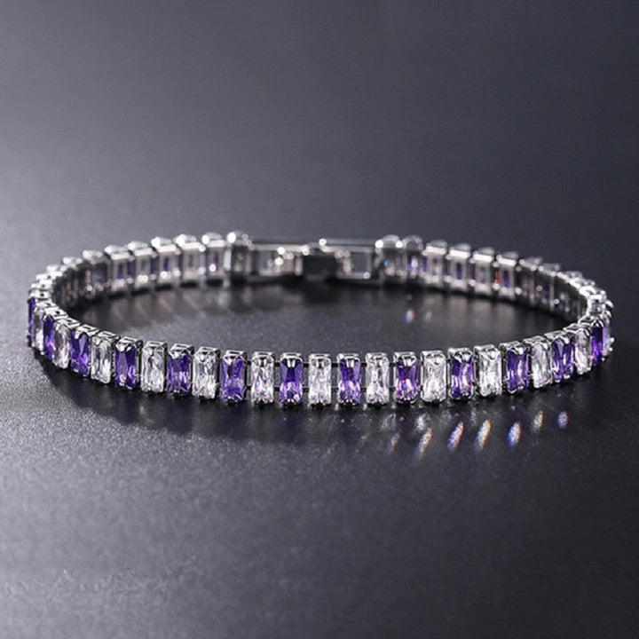 "Damarmband i polerat silver med glänsande kubiska zirkoner, elegant och sofistikerat smycke för alla tillfällen."