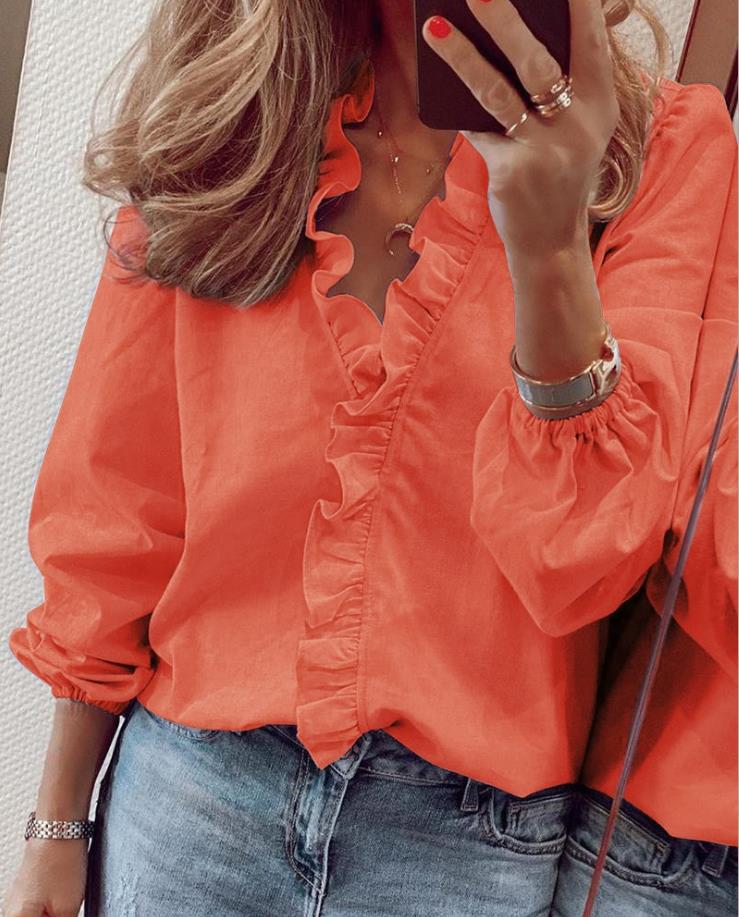 "Damblus i polyester med chic ruffle-design och smickrande V-ringning, feminin look för både vardag och fest."