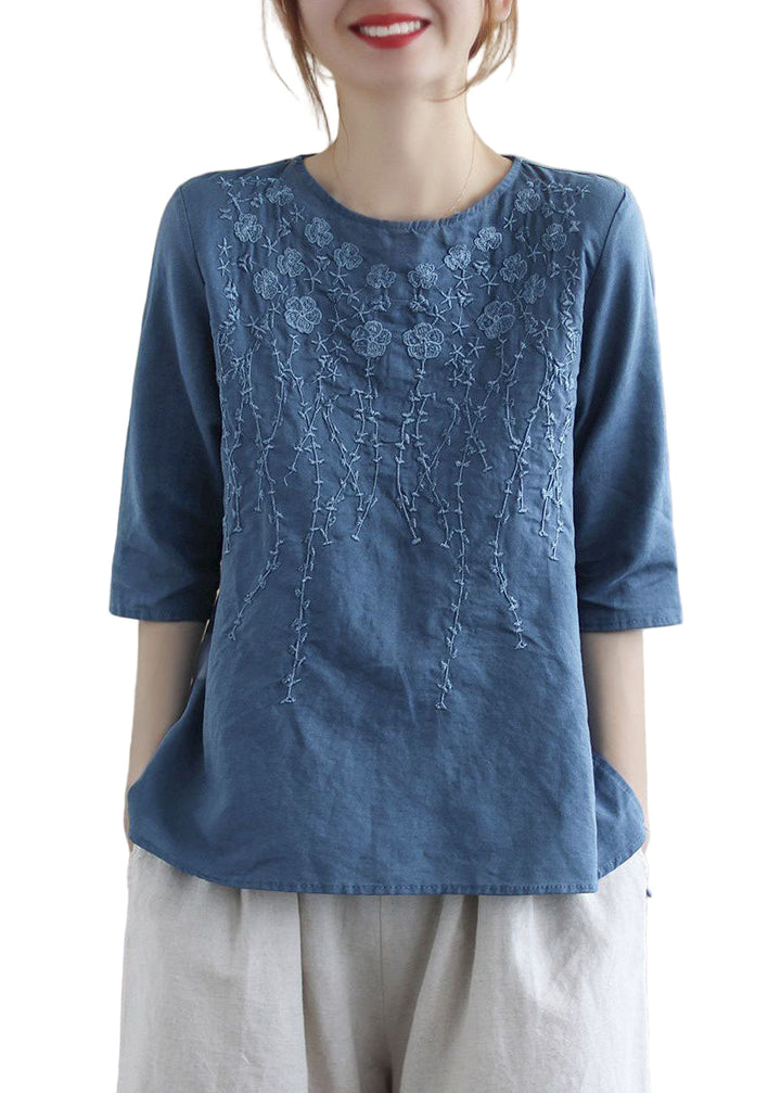"Damblus med O-hals i bomull, elegant broderi, halv ärm för komfort och stil vid alla tillfällen. Perfekt passform."