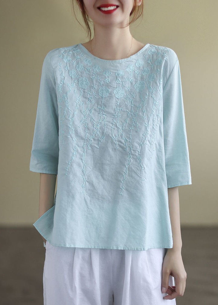 "Damblus med O-hals i bomull, elegant broderi, halv ärm för komfort och stil vid alla tillfällen. Perfekt passform."