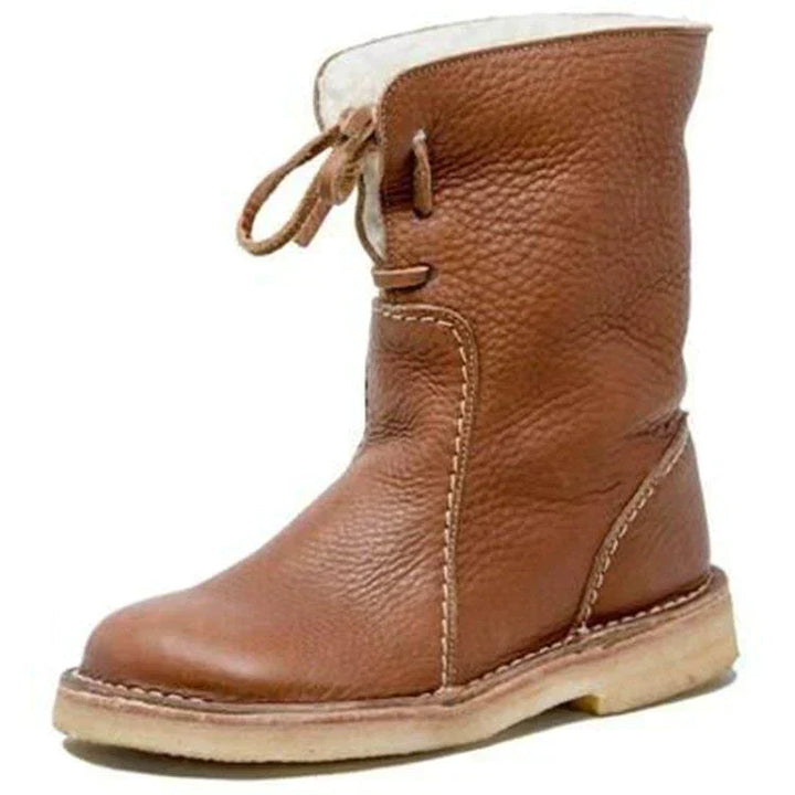 "Damboots vattentäta fleece med ullfoder, tidlös design, flera färger. Perfekt för vinterkomfort och stil."