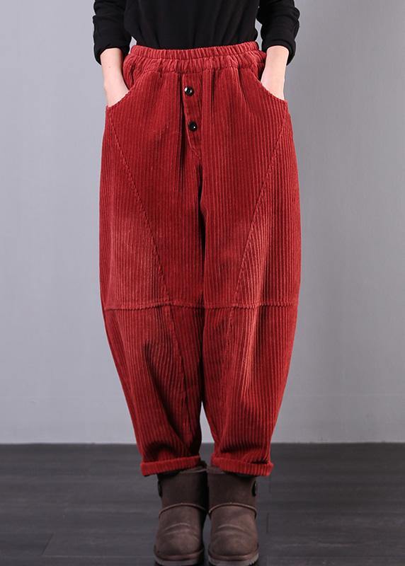 "Dambyxor i röd corduroy för höstmode, oversize passform, mjuk textur, praktiska fickor, idealisk för kyligt väder."