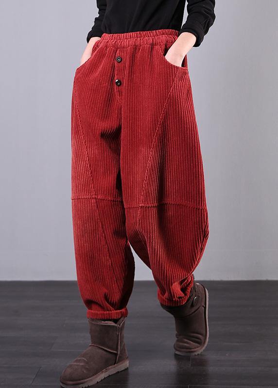 "Dambyxor i röd corduroy för höstmode, oversize passform, mjuk textur, praktiska fickor, idealisk för kyligt väder."