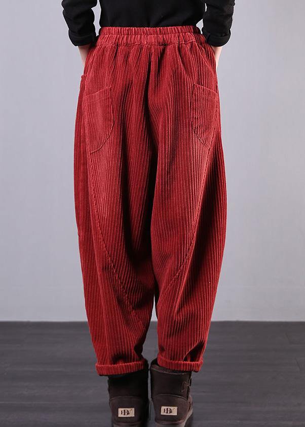 "Dambyxor i röd corduroy för höstmode, oversize passform, mjuk textur, praktiska fickor, idealisk för kyligt väder."