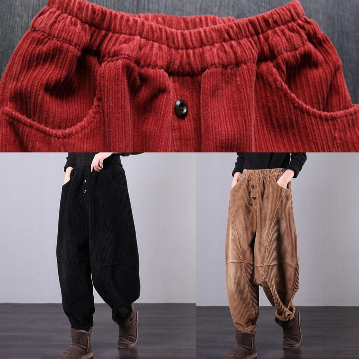 "Dambyxor i röd corduroy för höstmode, oversize passform, mjuk textur, praktiska fickor, idealisk för kyligt väder."
