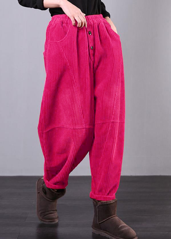 "Dambyxor i röd corduroy för höstmode, oversize passform, mjuk textur, praktiska fickor, idealisk för kyligt väder."