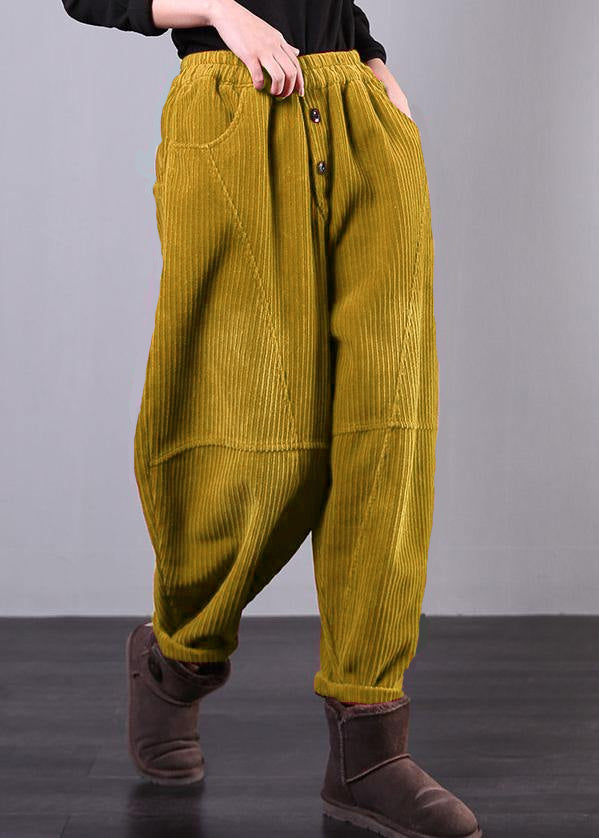 "Dambyxor i röd corduroy för höstmode, oversize passform, mjuk textur, praktiska fickor, idealisk för kyligt väder."