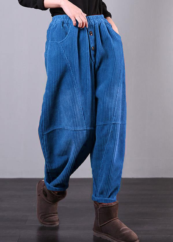 "Dambyxor i röd corduroy för höstmode, oversize passform, mjuk textur, praktiska fickor, idealisk för kyligt väder."
