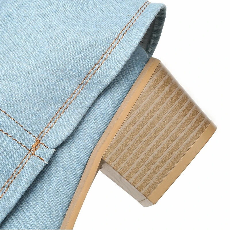 "Dambyxor med blockklackar i denim med hög knädesign, spetsig tå, plisserade detaljer för stil och komfort i trendig blå"