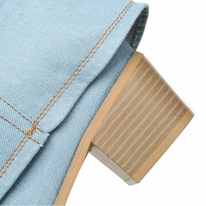 "Dambyxor med blockklackar i denim med hög knädesign, spetsig tå, plisserade detaljer för stil och komfort i trendig blå"