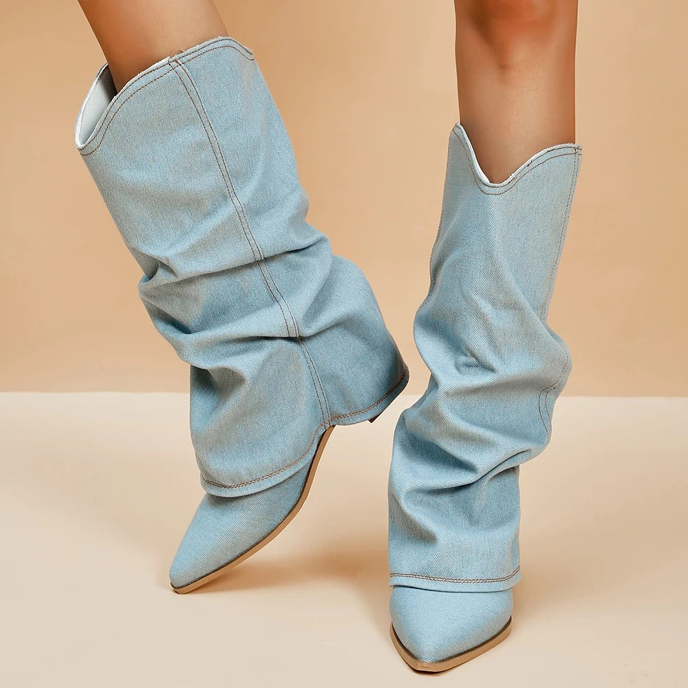 "Dambyxor med blockklackar i denim med hög knädesign, spetsig tå, plisserade detaljer för stil och komfort i trendig blå"
