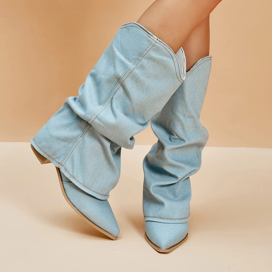 "Dambyxor med blockklackar i denim med hög knädesign, spetsig tå, plisserade detaljer för stil och komfort i trendig blå"