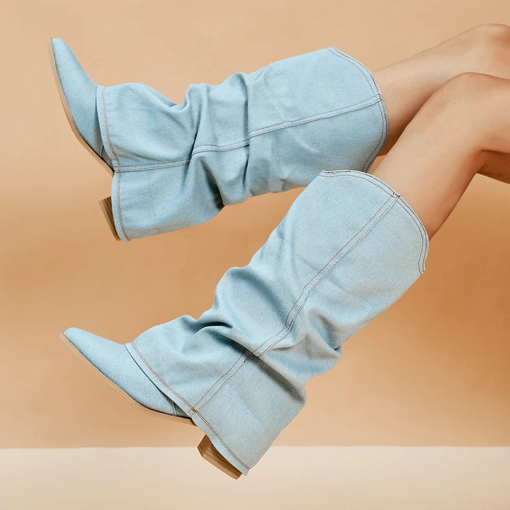 "Dambyxor med blockklackar i denim med hög knädesign, spetsig tå, plisserade detaljer för stil och komfort i trendig blå"