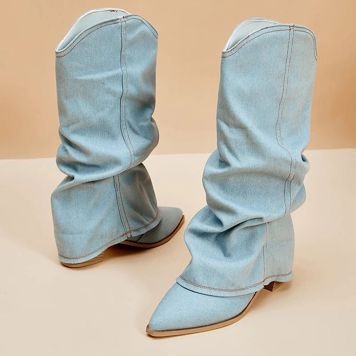 "Dambyxor med blockklackar i denim med hög knädesign, spetsig tå, plisserade detaljer för stil och komfort i trendig blå"