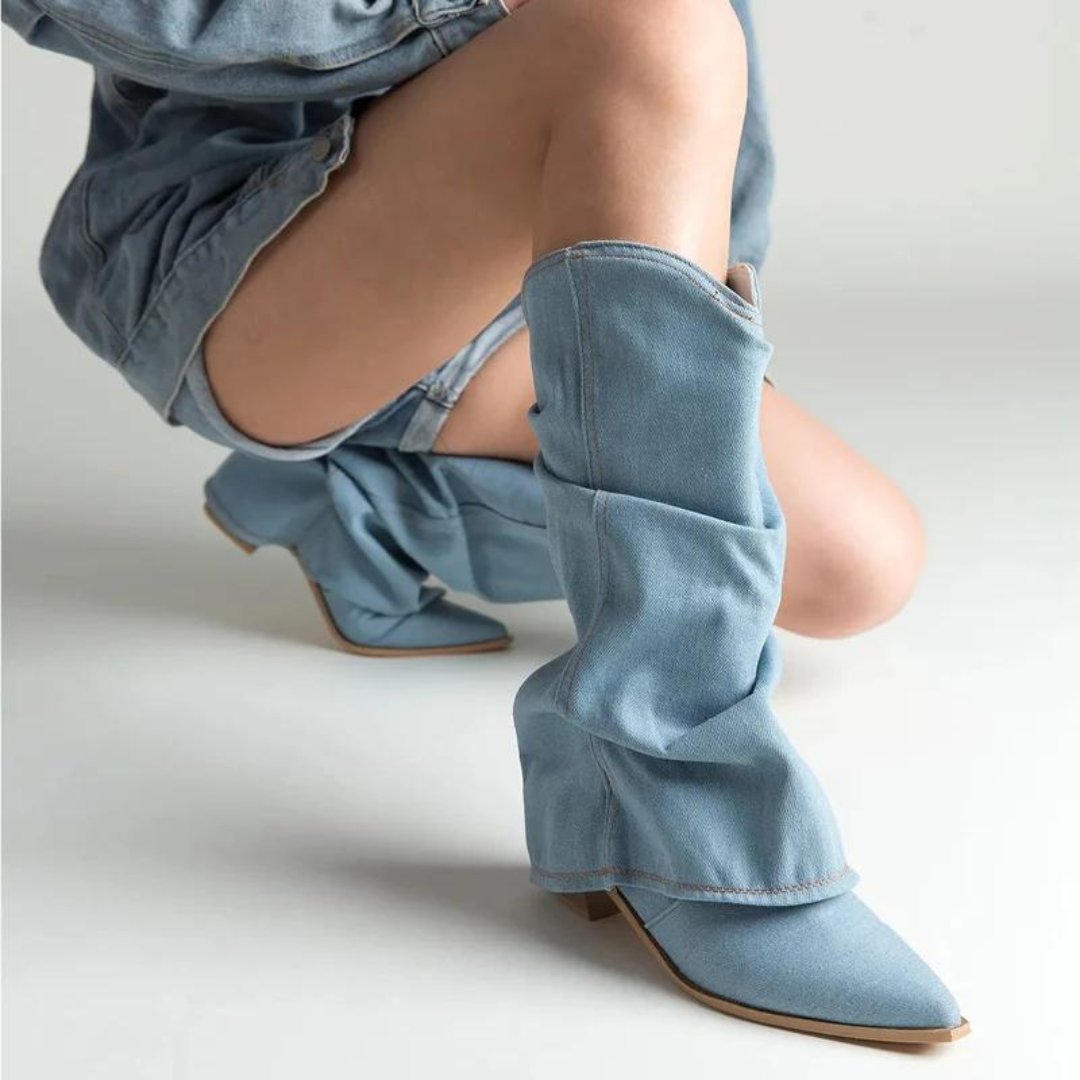 "Dambyxor med blockklackar i denim med hög knädesign, spetsig tå, plisserade detaljer för stil och komfort i trendig blå"