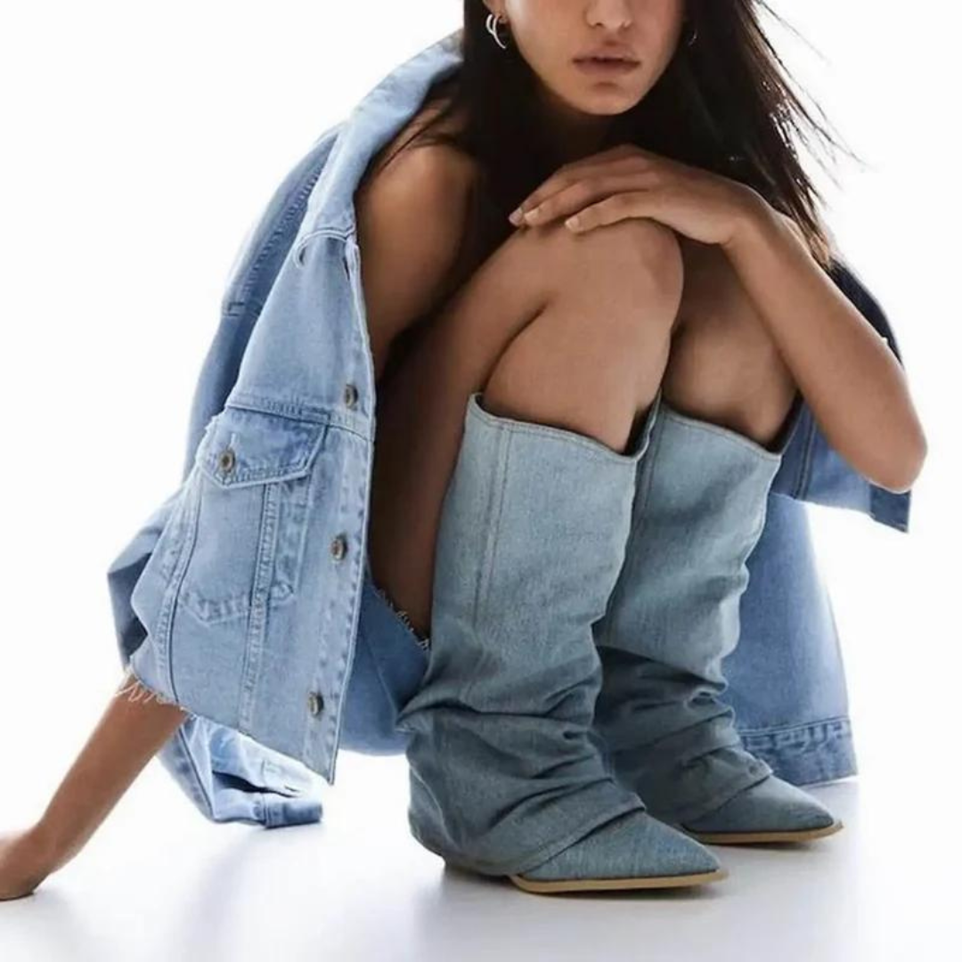 "Dambyxor med blockklackar i denim med hög knädesign, spetsig tå, plisserade detaljer för stil och komfort i trendig blå"