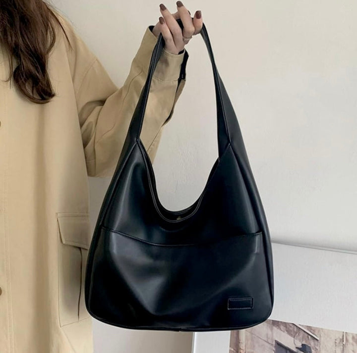 Damdjursvänlig axelväska i chic stil, rymlig och elegant, idealisk för moderna kvinnor, passar alla klädstilar.