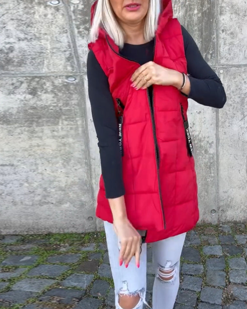"Damen långärmad pufferjacka med huva, quiltad design, vattentät för vintern, sidovy visar elegant isolering."