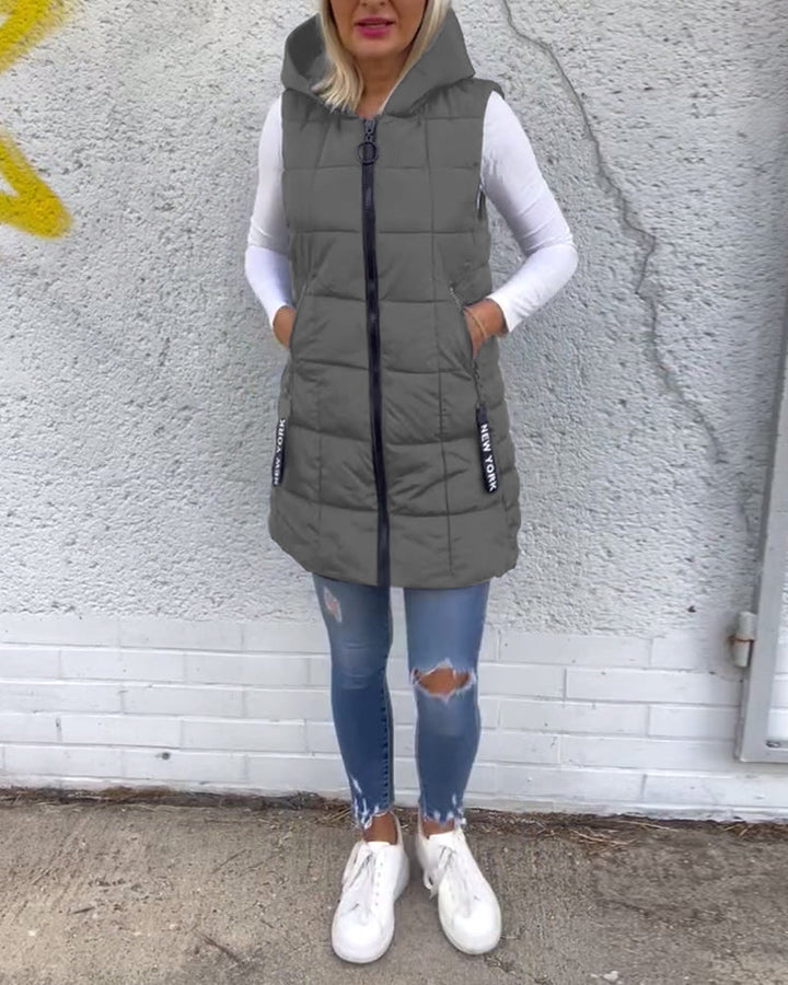 "Damen långärmad pufferjacka med huva, quiltad design, vattentät för vintern, sidovy visar elegant isolering."