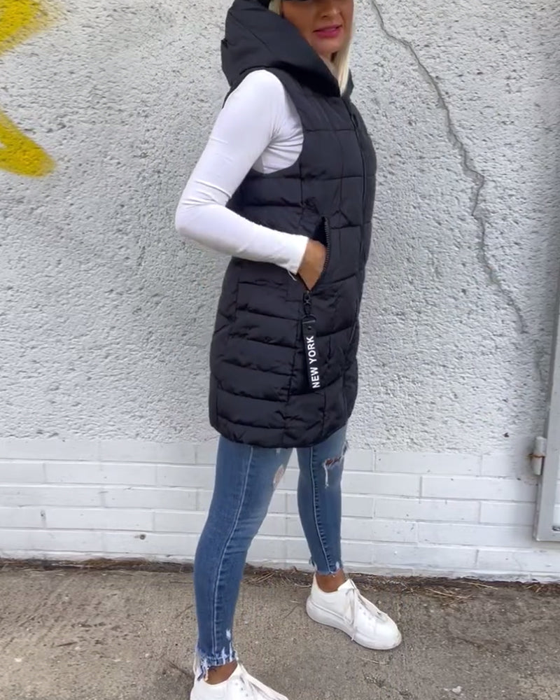 "Damen långärmad pufferjacka med huva, quiltad design, vattentät för vintern, sidovy visar elegant isolering."