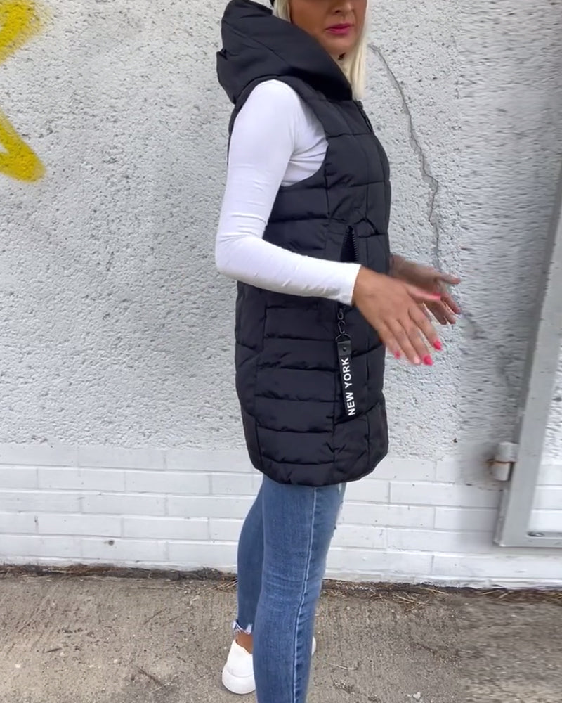 "Damen långärmad pufferjacka med huva, quiltad design, vattentät för vintern, sidovy visar elegant isolering."