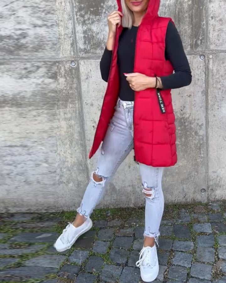 "Damen långärmad pufferjacka med huva, quiltad design, vattentät för vintern, sidovy visar elegant isolering."