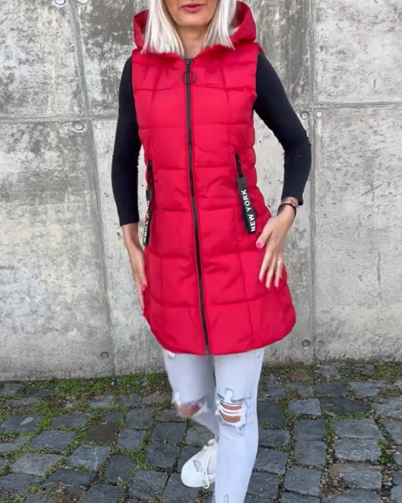 "Damen långärmad pufferjacka med huva, quiltad design, vattentät för vintern, sidovy visar elegant isolering."