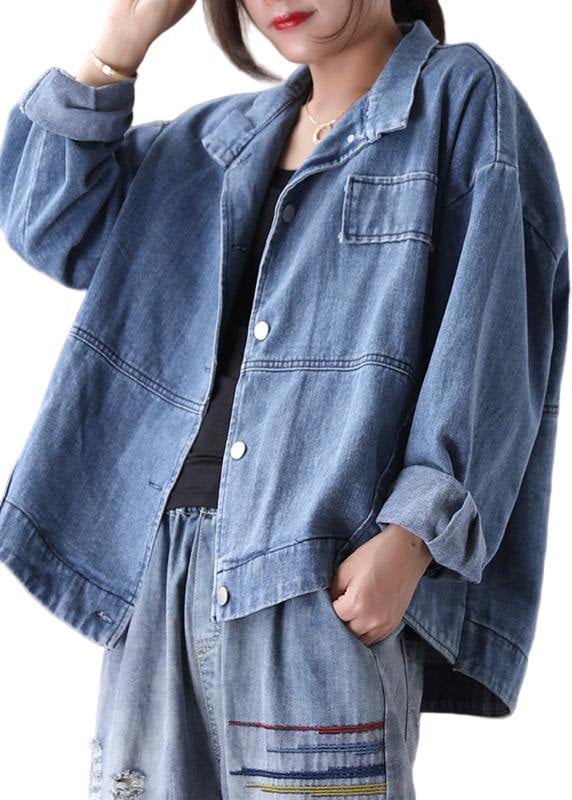 "Damens denimjacka med ståkrage, casual stil, framhäver silhuett med trendig urban design och modernt, mjukt material."