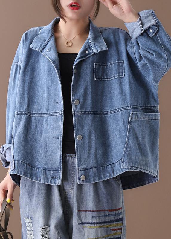 "Damens denimjacka med ståkrage, casual stil, framhäver silhuett med trendig urban design och modernt, mjukt material."
