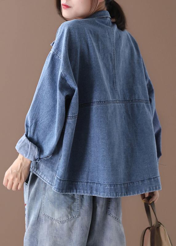 "Damens denimjacka med ståkrage, casual stil, framhäver silhuett med trendig urban design och modernt, mjukt material."