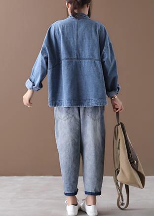 "Damens denimjacka med ståkrage, casual stil, framhäver silhuett med trendig urban design och modernt, mjukt material."
