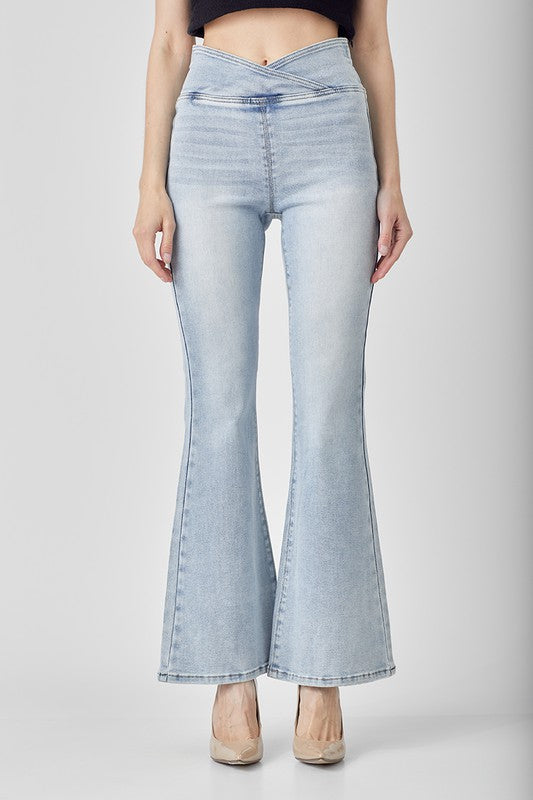 "Damens ljusa denimbyxor med hög midja och flair, perfekt för eleganta och vardagliga outfits, smickrande passform."