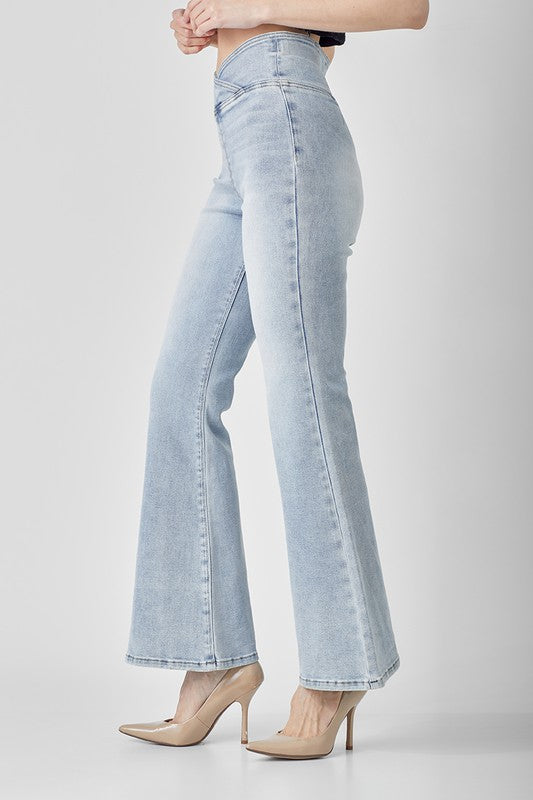 "Damens ljusa denimbyxor med hög midja och flair, perfekt för eleganta och vardagliga outfits, smickrande passform."