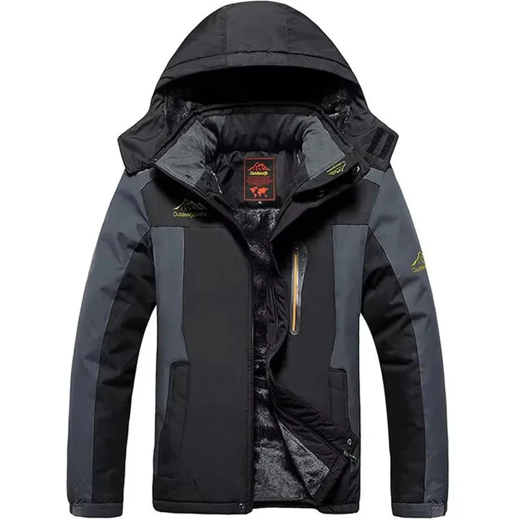 "Damens vinterjacka i högkvalitativ polyester, elegant med avtagbar huva, tidlös design och praktiska sidofickor."
