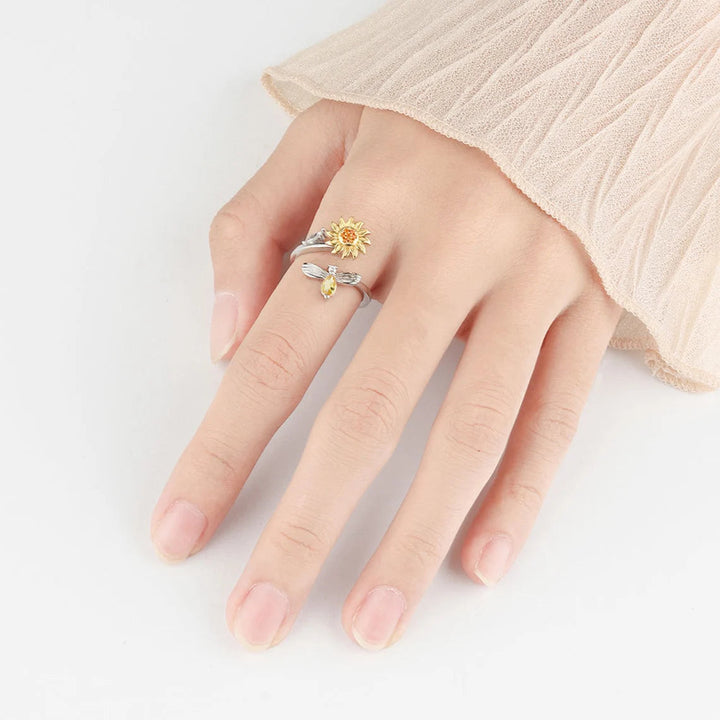 "Damer Solros Fidget Ring: Elegant ångestlindrande ring med roterbar blommig design i guld och cubic zirconia."