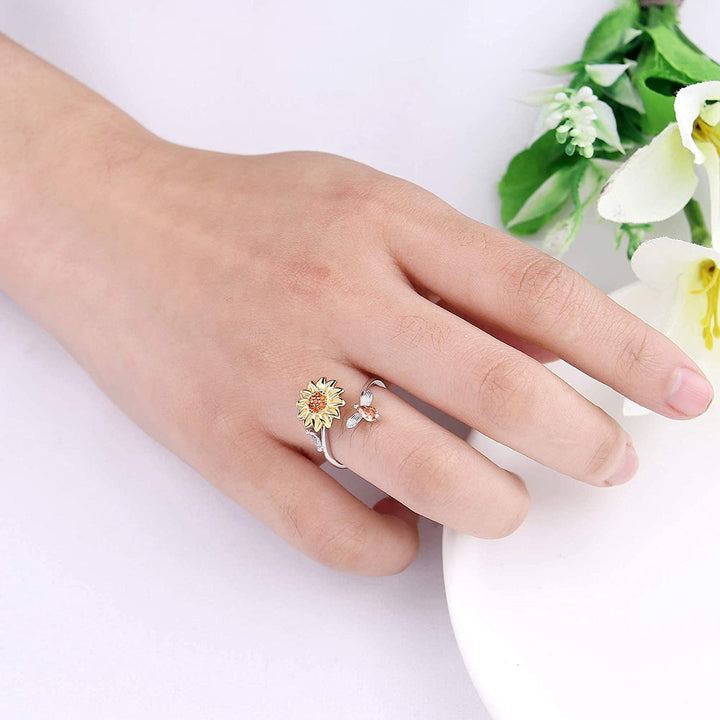 "Damer Solros Fidget Ring: Elegant ångestlindrande ring med roterbar blommig design i guld och cubic zirconia."